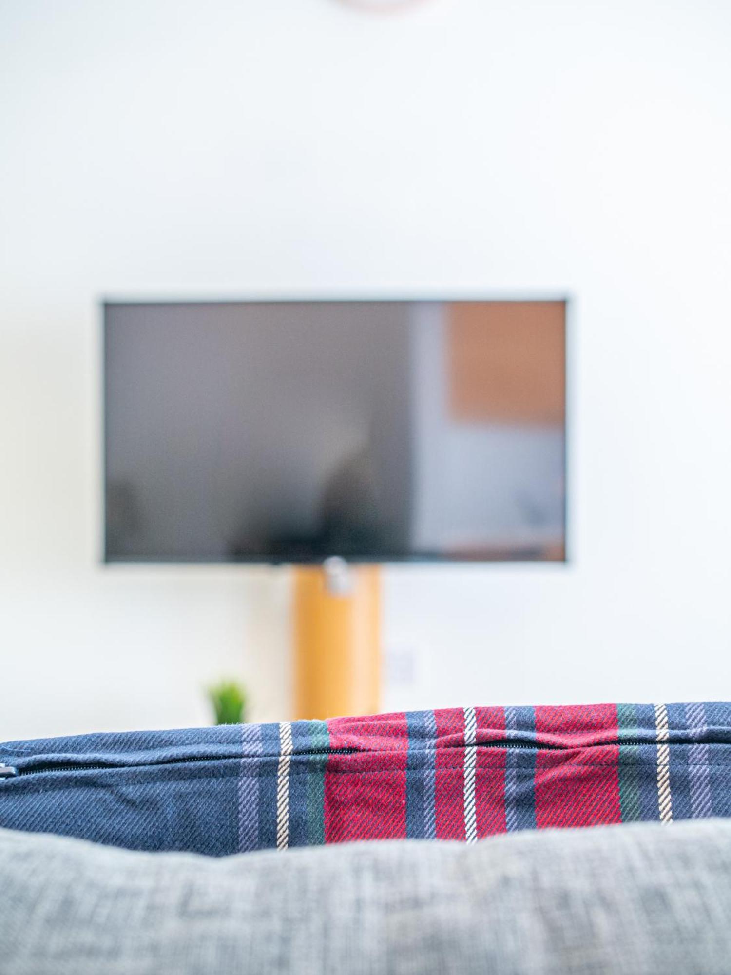 Cozy Urban Escape In Apartment